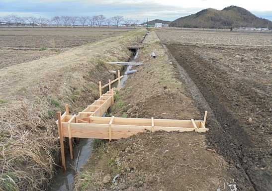 写真：排水溝に設置された魚道